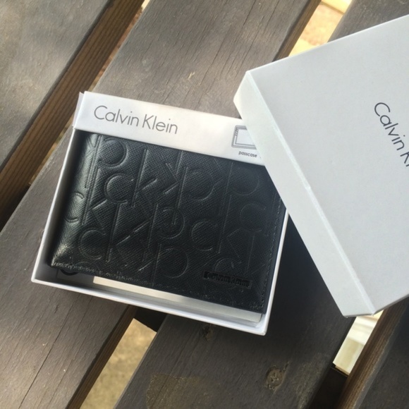 Calvin Klein Men's Classical Emboss Leather Wallet - Picture 4 of 4